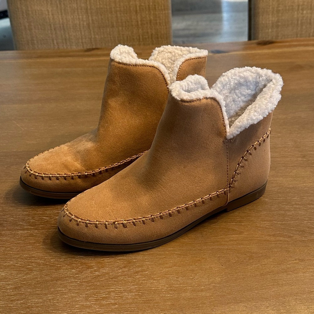 Women’s Old Navy Tan Faux suede bootie size 6.5